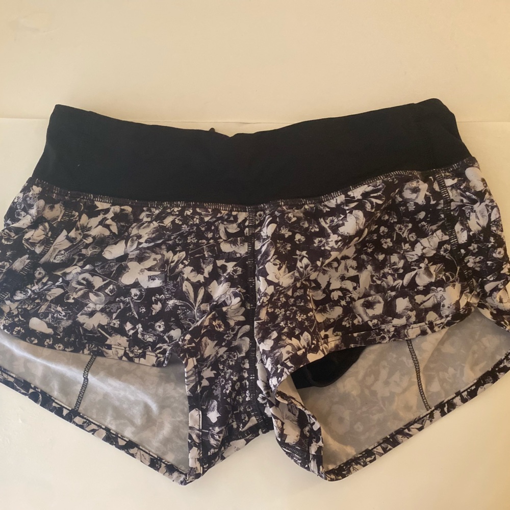 Lululemon Athletica, Speed-up Shorts 2.5, Flower, Black/White, Size 2